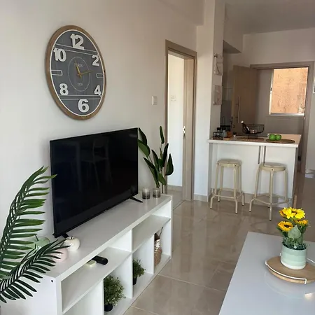 Lazuli Sea View Beachfront - Ap Finikoudes Apartamento