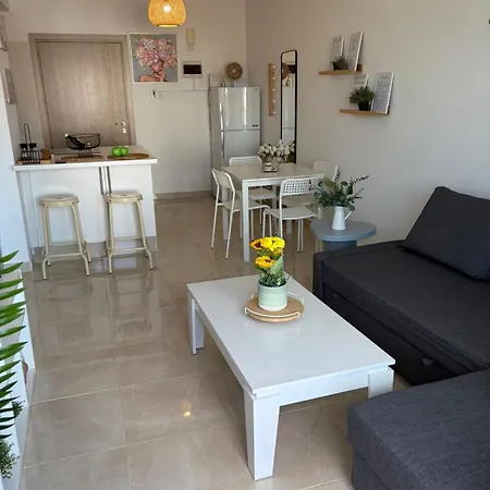 Lazuli Sea View Beachfront - Ap Finikoudes Apartamento *
